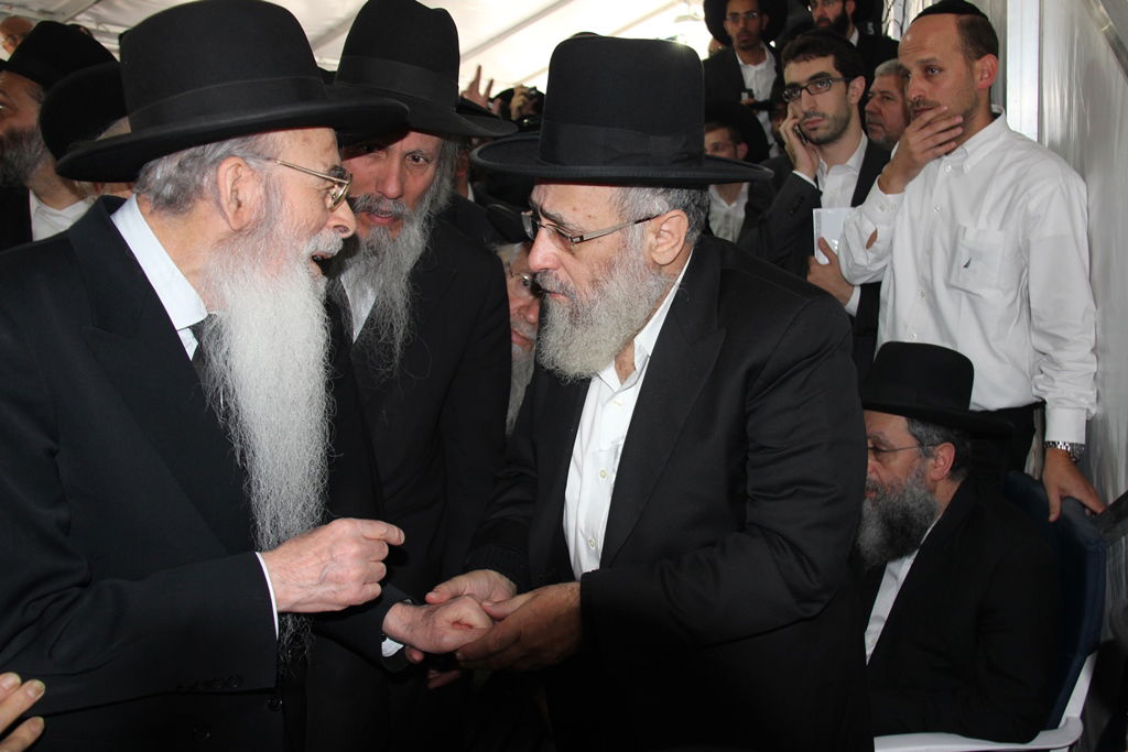 צפו: רבנים, אדמו"רים ואישי ציבור מנחמים בבית משפחת הרב עובדיה