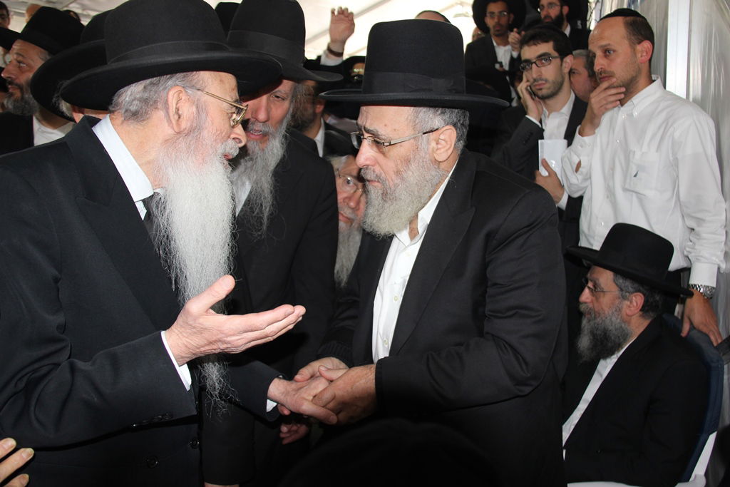 צפו: רבנים, אדמו"רים ואישי ציבור מנחמים בבית משפחת הרב עובדיה