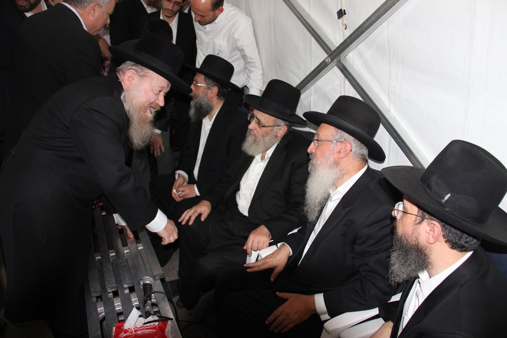 צפו: רבנים, אדמו"רים ואישי ציבור מנחמים בבית משפחת הרב עובדיה