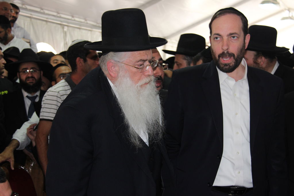 צפו: רבנים, אדמו"רים ואישי ציבור מנחמים בבית משפחת הרב עובדיה