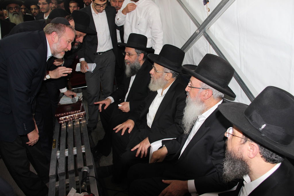 צפו: רבנים, אדמו"רים ואישי ציבור מנחמים בבית משפחת הרב עובדיה