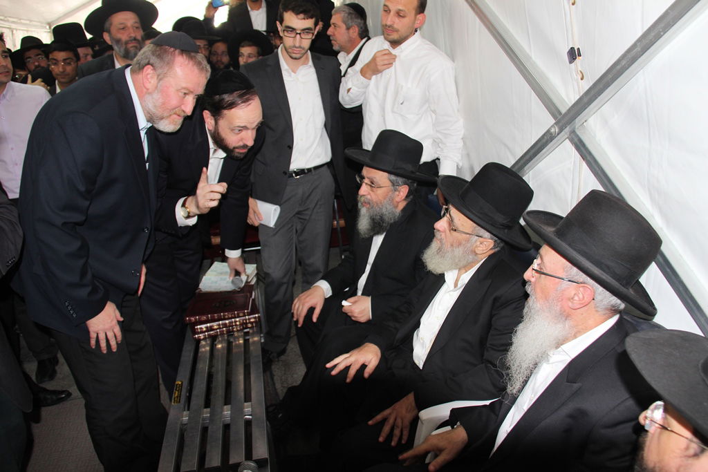 צפו: רבנים, אדמו"רים ואישי ציבור מנחמים בבית משפחת הרב עובדיה