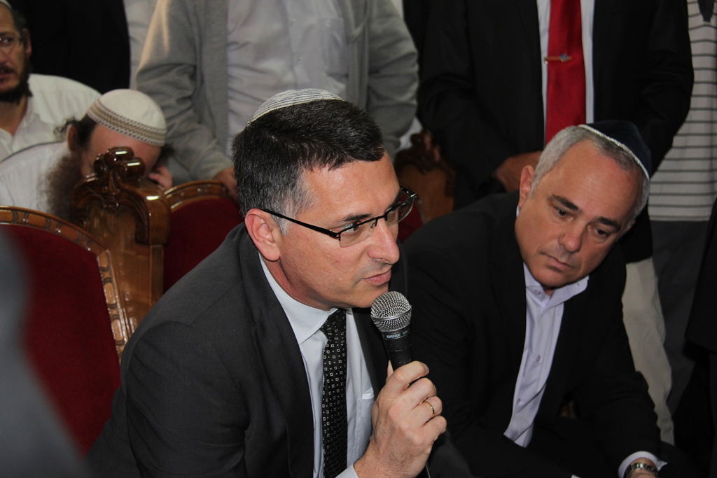 צפו: רבנים, אדמו"רים ואישי ציבור מנחמים בבית משפחת הרב עובדיה