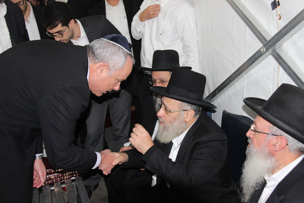 צפו: רבנים, אדמו"רים ואישי ציבור מנחמים בבית משפחת הרב עובדיה