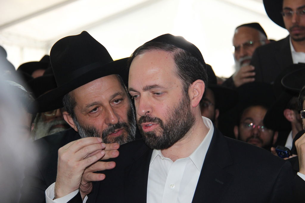 צפו: רבנים, אדמו"רים ואישי ציבור מנחמים בבית משפחת הרב עובדיה