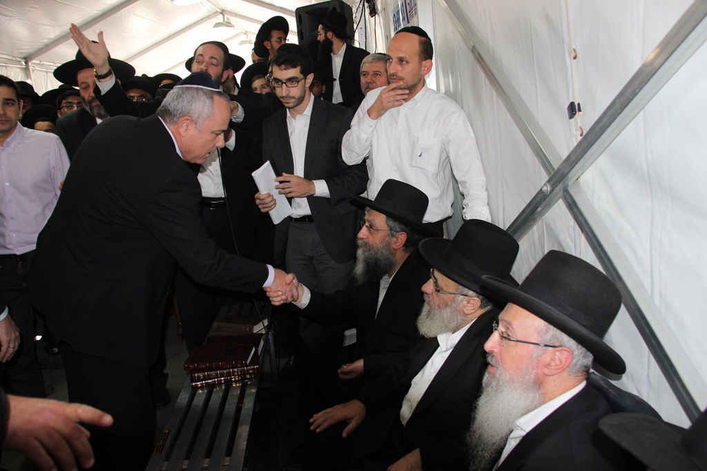 צפו: רבנים, אדמו"רים ואישי ציבור מנחמים בבית משפחת הרב עובדיה