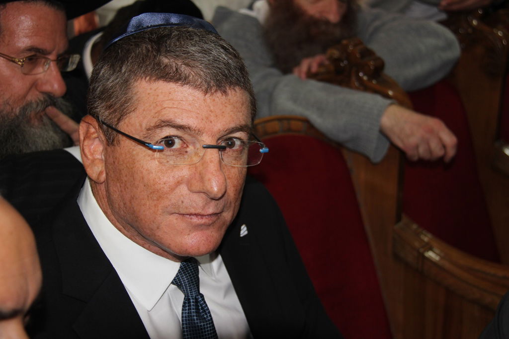 צפו: רבנים, אדמו"רים ואישי ציבור מנחמים בבית משפחת הרב עובדיה