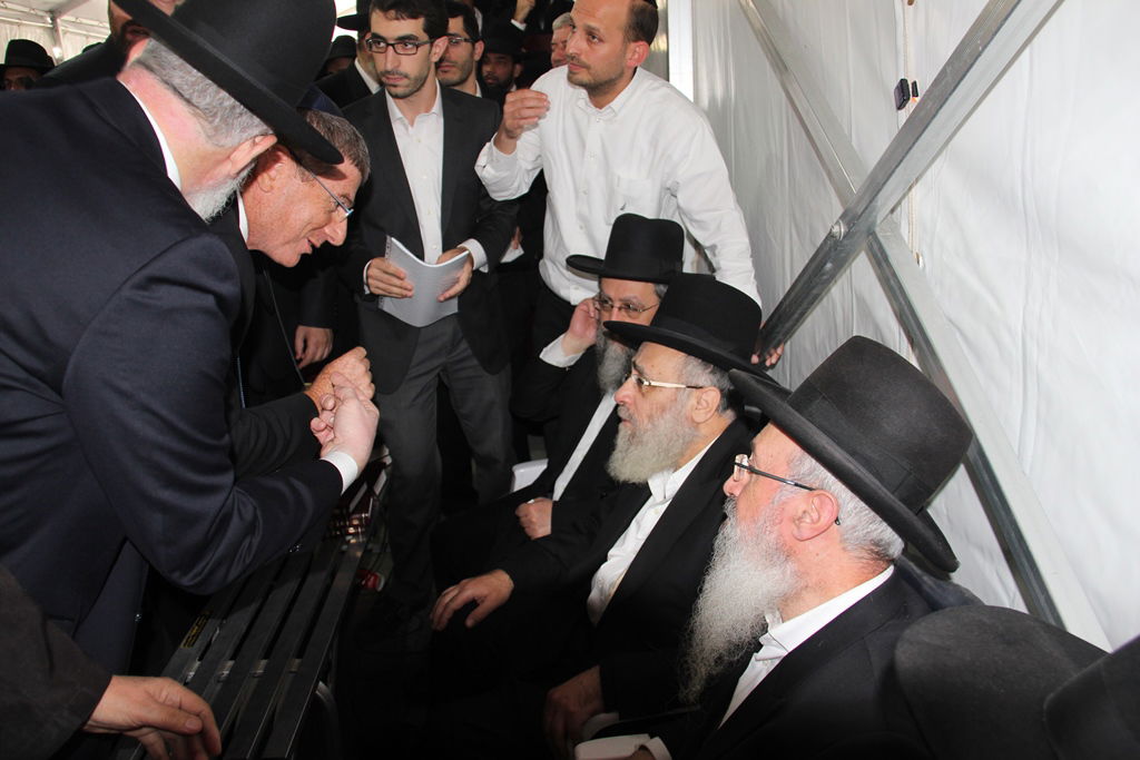 צפו: רבנים, אדמו"רים ואישי ציבור מנחמים בבית משפחת הרב עובדיה