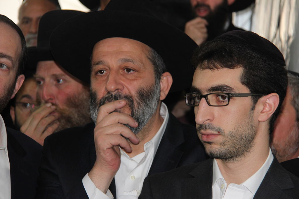 צפו: רבנים, אדמו"רים ואישי ציבור מנחמים בבית משפחת הרב עובדיה