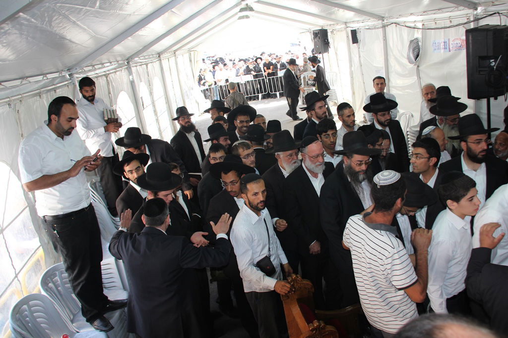 צפו: רבנים, אדמו"רים ואישי ציבור מנחמים בבית משפחת הרב עובדיה