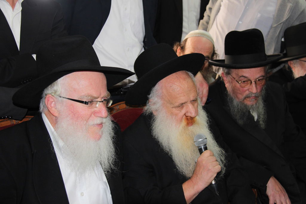 צפו: רבנים, אדמו"רים ואישי ציבור מנחמים בבית משפחת הרב עובדיה