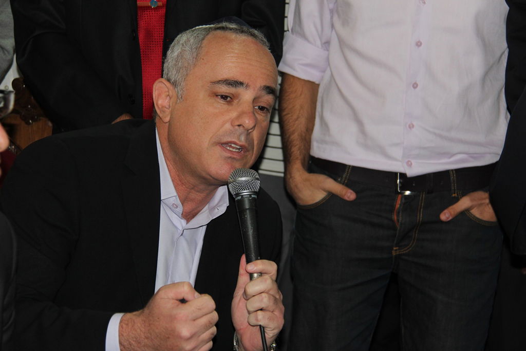 צפו: רבנים, אדמו"רים ואישי ציבור מנחמים בבית משפחת הרב עובדיה