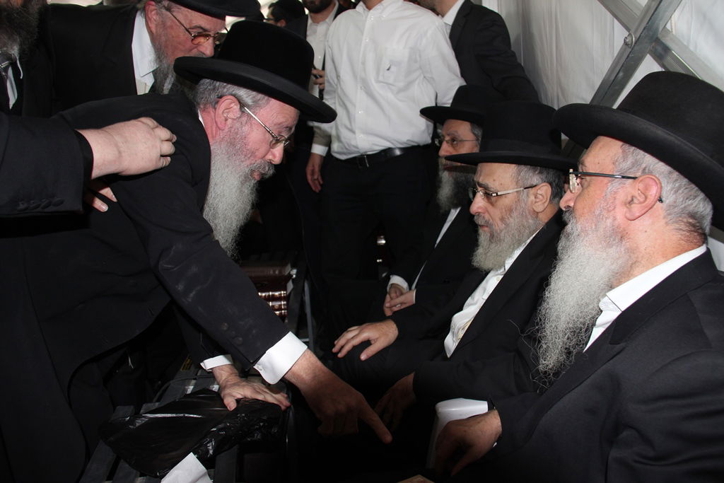 צפו: רבנים, אדמו"רים ואישי ציבור מנחמים בבית משפחת הרב עובדיה