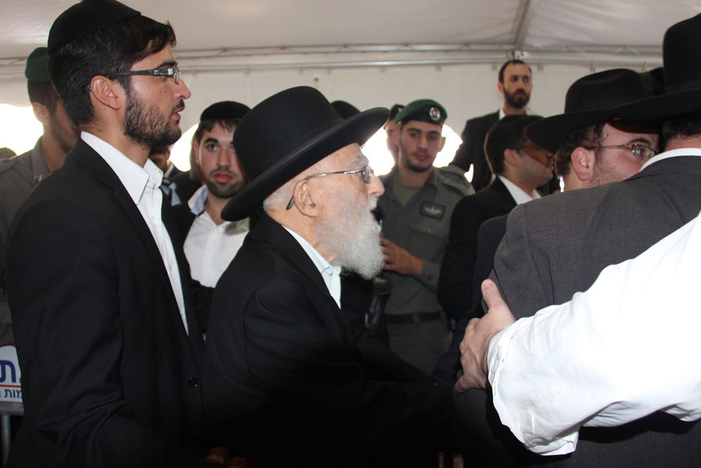 צפו: רבנים, אדמו"רים ואישי ציבור מנחמים בבית משפחת הרב עובדיה