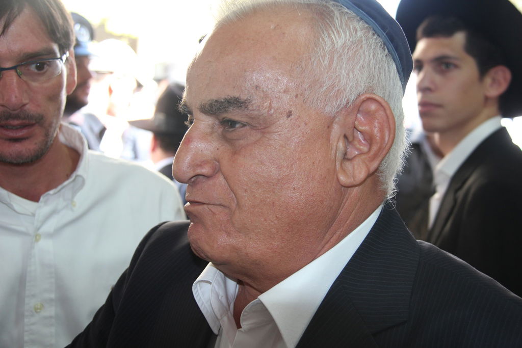 צפו: רבנים, אדמו"רים ואישי ציבור מנחמים בבית משפחת הרב עובדיה