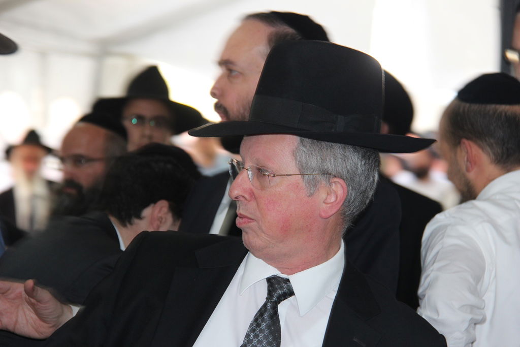 צפו: רבנים, אדמו"רים ואישי ציבור מנחמים בבית משפחת הרב עובדיה