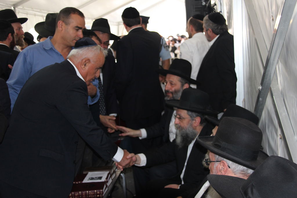 צפו: רבנים, אדמו"רים ואישי ציבור מנחמים בבית משפחת הרב עובדיה