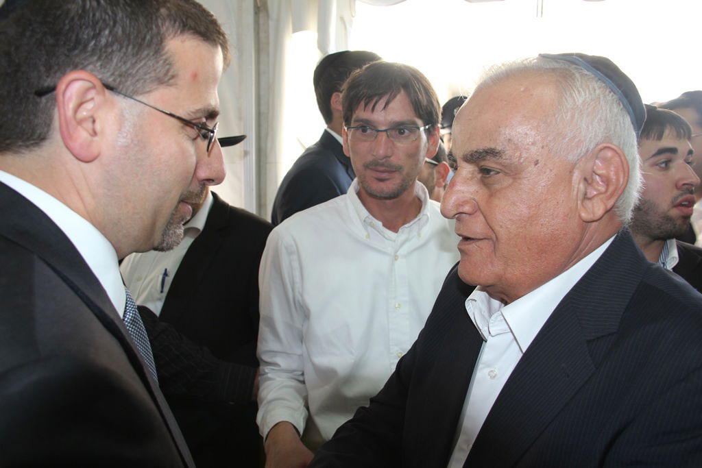 צפו: רבנים, אדמו"רים ואישי ציבור מנחמים בבית משפחת הרב עובדיה