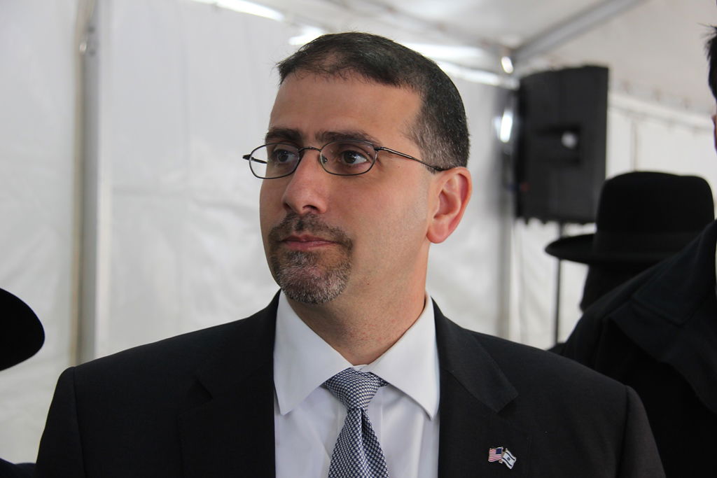 צפו: רבנים, אדמו"רים ואישי ציבור מנחמים בבית משפחת הרב עובדיה