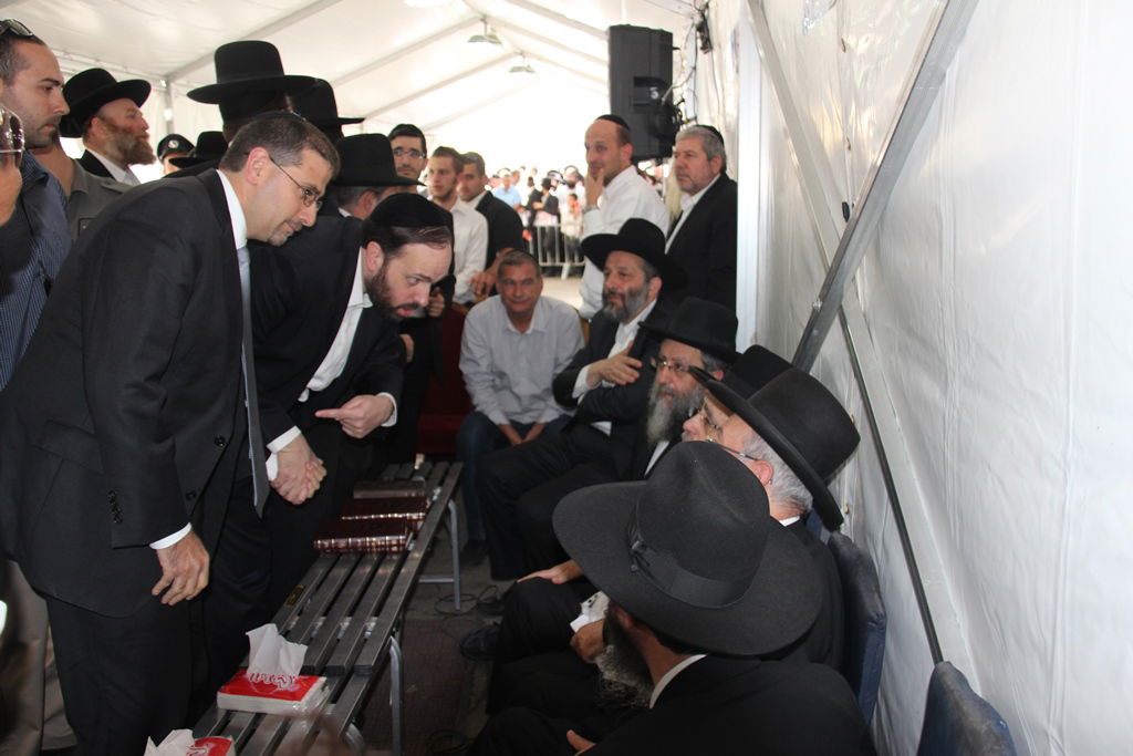 צפו: רבנים, אדמו"רים ואישי ציבור מנחמים בבית משפחת הרב עובדיה