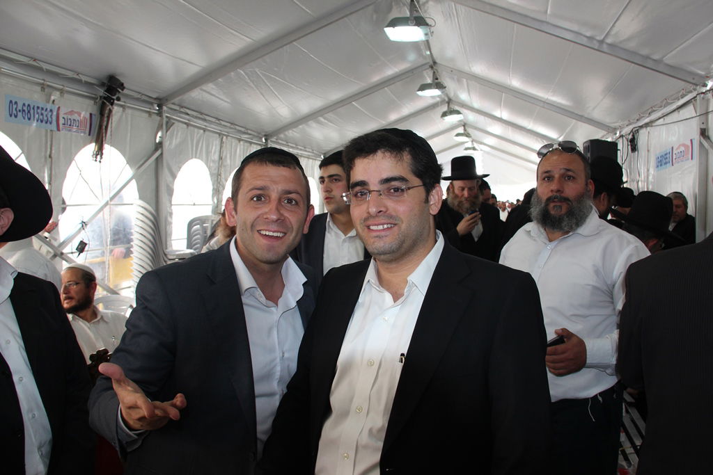 צפו: רבנים, אדמו"רים ואישי ציבור מנחמים בבית משפחת הרב עובדיה