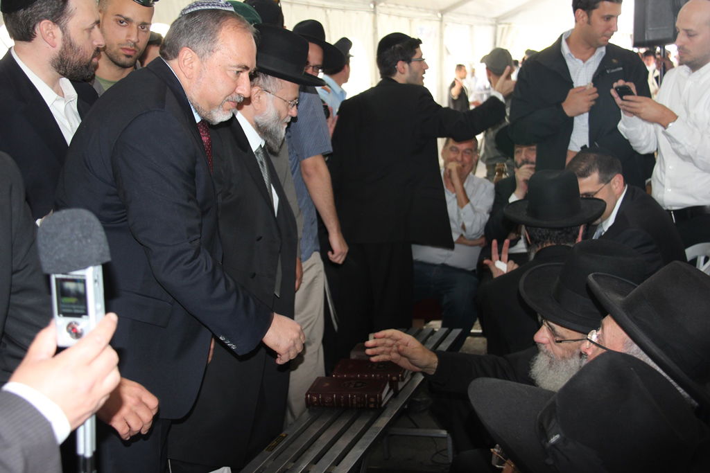 צפו: רבנים, אדמו"רים ואישי ציבור מנחמים בבית משפחת הרב עובדיה