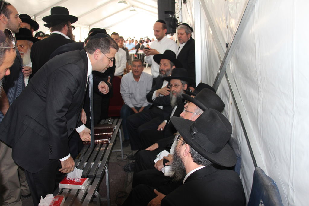 צפו: רבנים, אדמו"רים ואישי ציבור מנחמים בבית משפחת הרב עובדיה