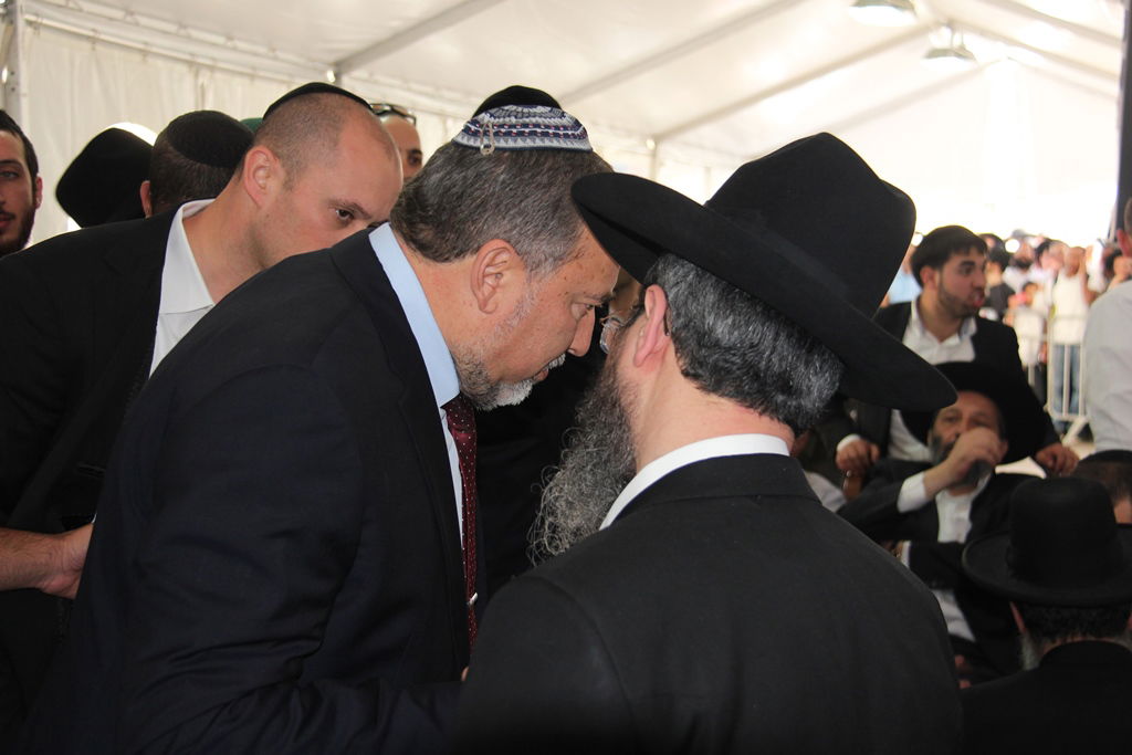 צפו: רבנים, אדמו"רים ואישי ציבור מנחמים בבית משפחת הרב עובדיה