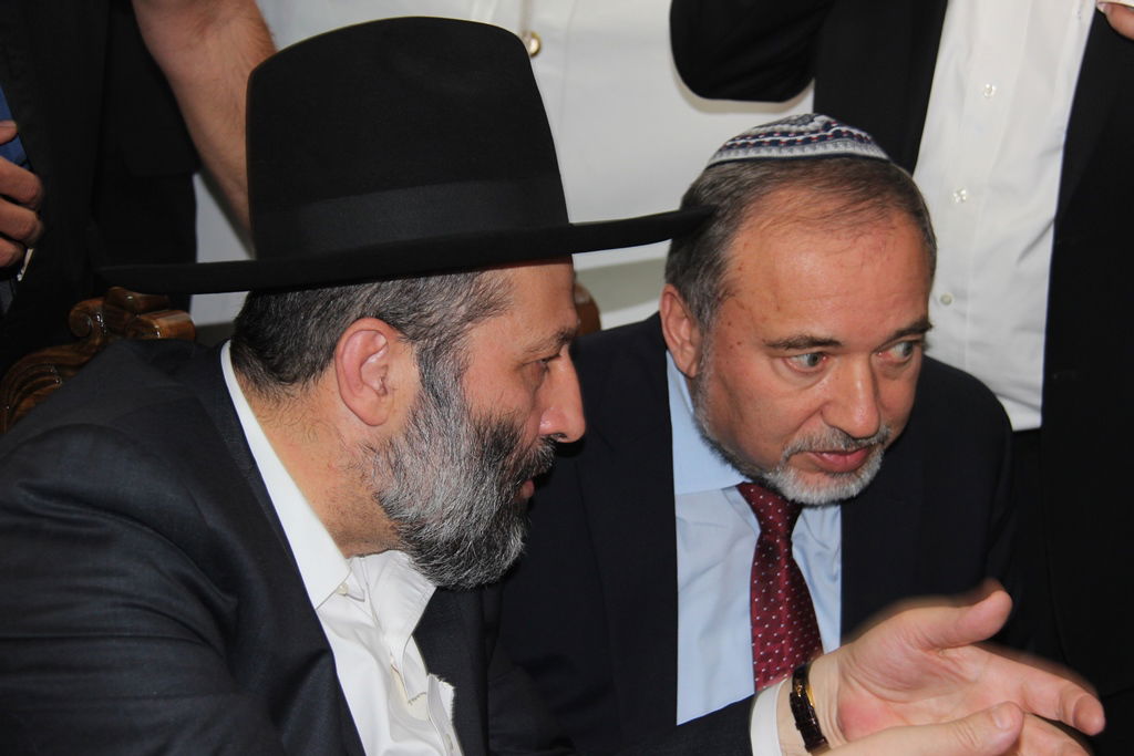 צפו: רבנים, אדמו"רים ואישי ציבור מנחמים בבית משפחת הרב עובדיה