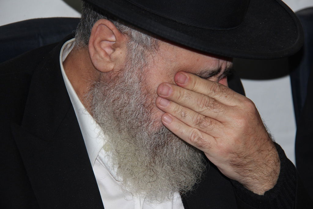 צפו: רבנים, אדמו"רים ואישי ציבור מנחמים בבית משפחת הרב עובדיה