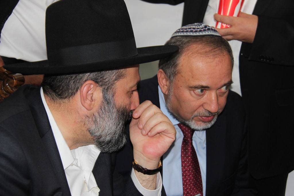 צפו: רבנים, אדמו"רים ואישי ציבור מנחמים בבית משפחת הרב עובדיה