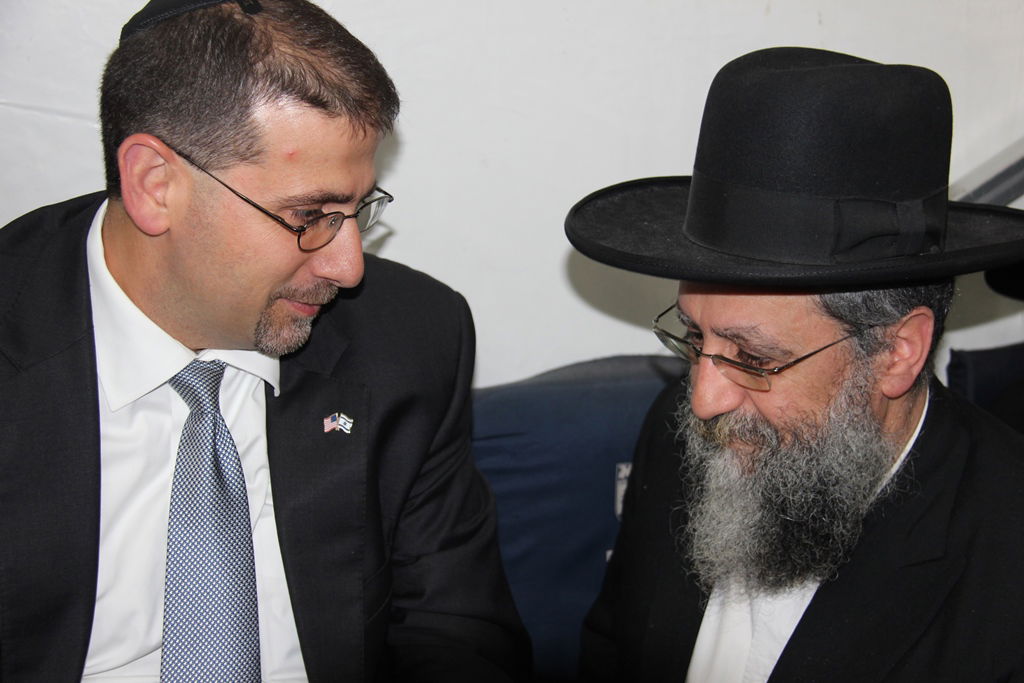 צפו: רבנים, אדמו"רים ואישי ציבור מנחמים בבית משפחת הרב עובדיה