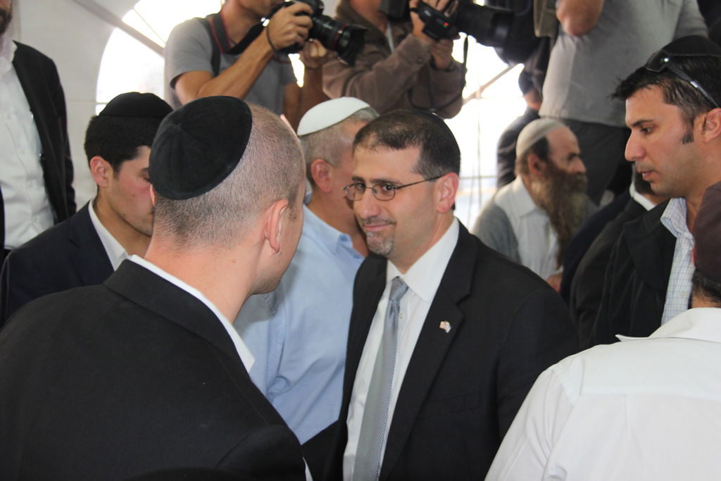 צפו: רבנים, אדמו"רים ואישי ציבור מנחמים בבית משפחת הרב עובדיה