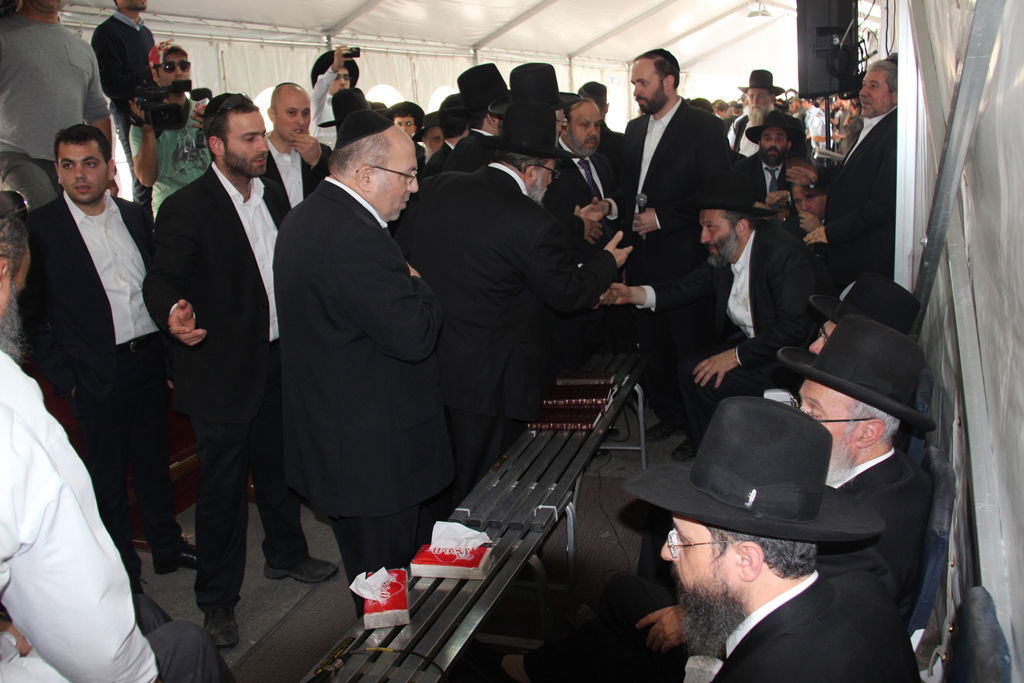 צפו: רבנים, אדמו"רים ואישי ציבור מנחמים בבית משפחת הרב עובדיה