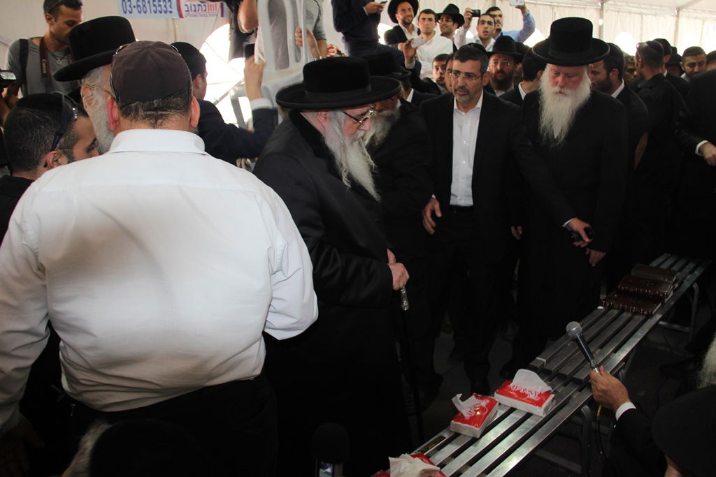 צפו: רבנים, אדמו"רים ואישי ציבור מנחמים בבית משפחת הרב עובדיה