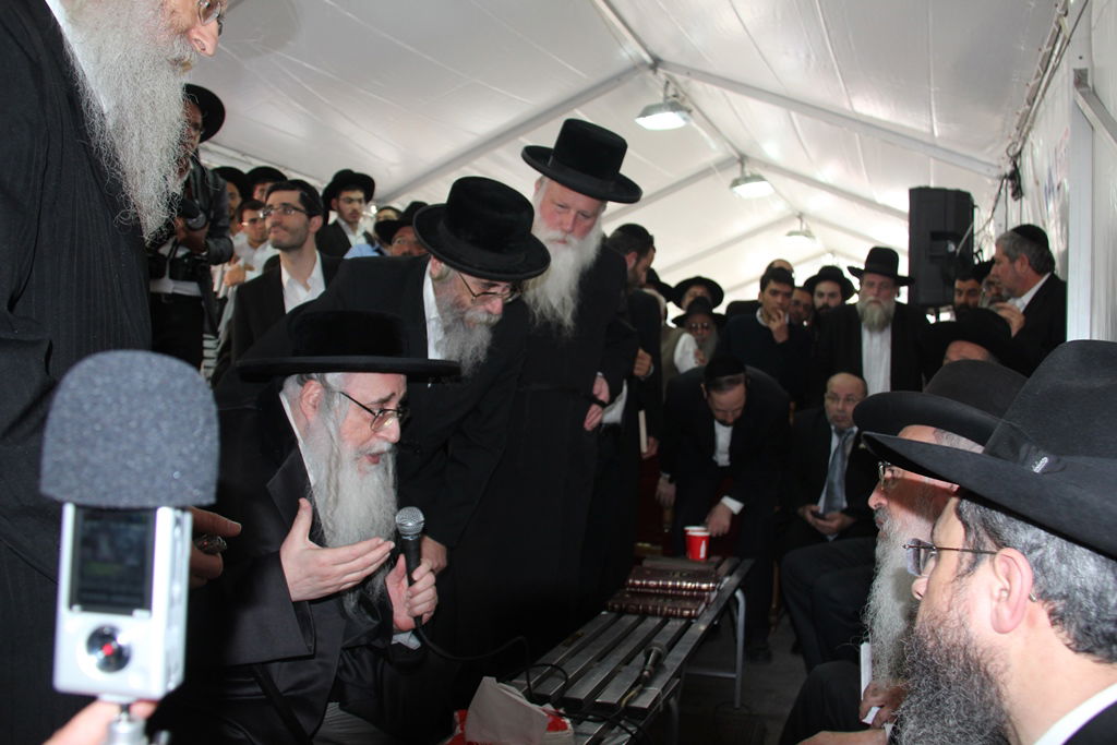 צפו: רבנים, אדמו"רים ואישי ציבור מנחמים בבית משפחת הרב עובדיה