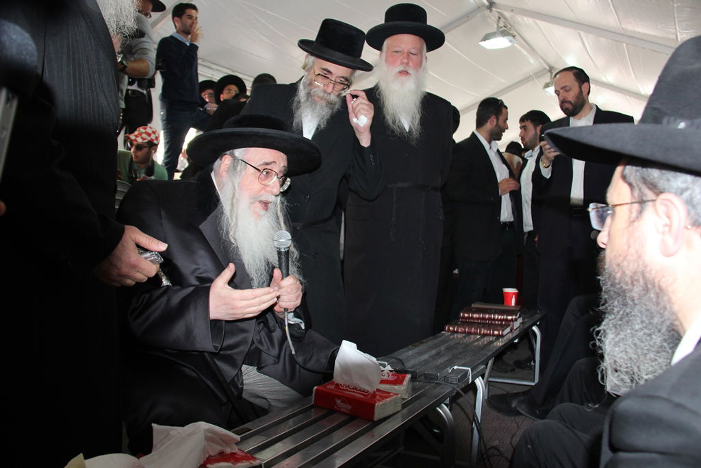 צפו: רבנים, אדמו"רים ואישי ציבור מנחמים בבית משפחת הרב עובדיה