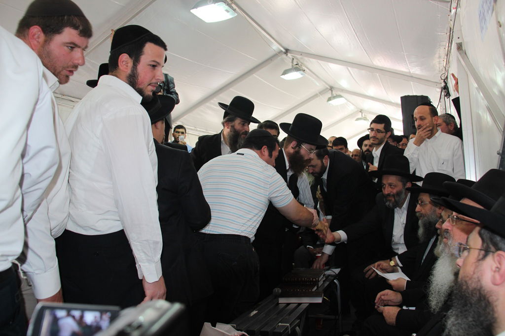 צפו: רבנים, אדמו"רים ואישי ציבור מנחמים בבית משפחת הרב עובדיה