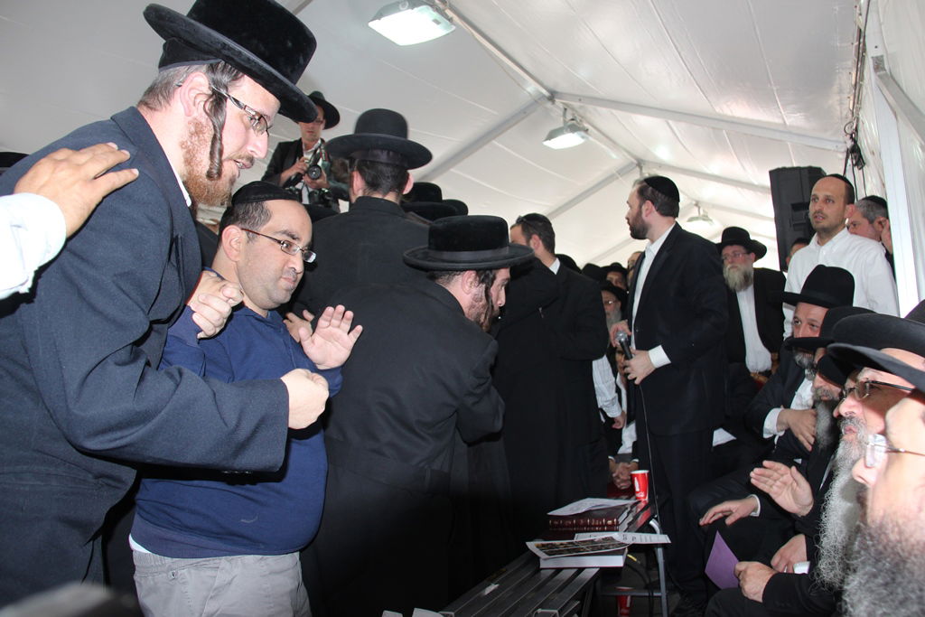 צפו: רבנים, אדמו"רים ואישי ציבור מנחמים בבית משפחת הרב עובדיה