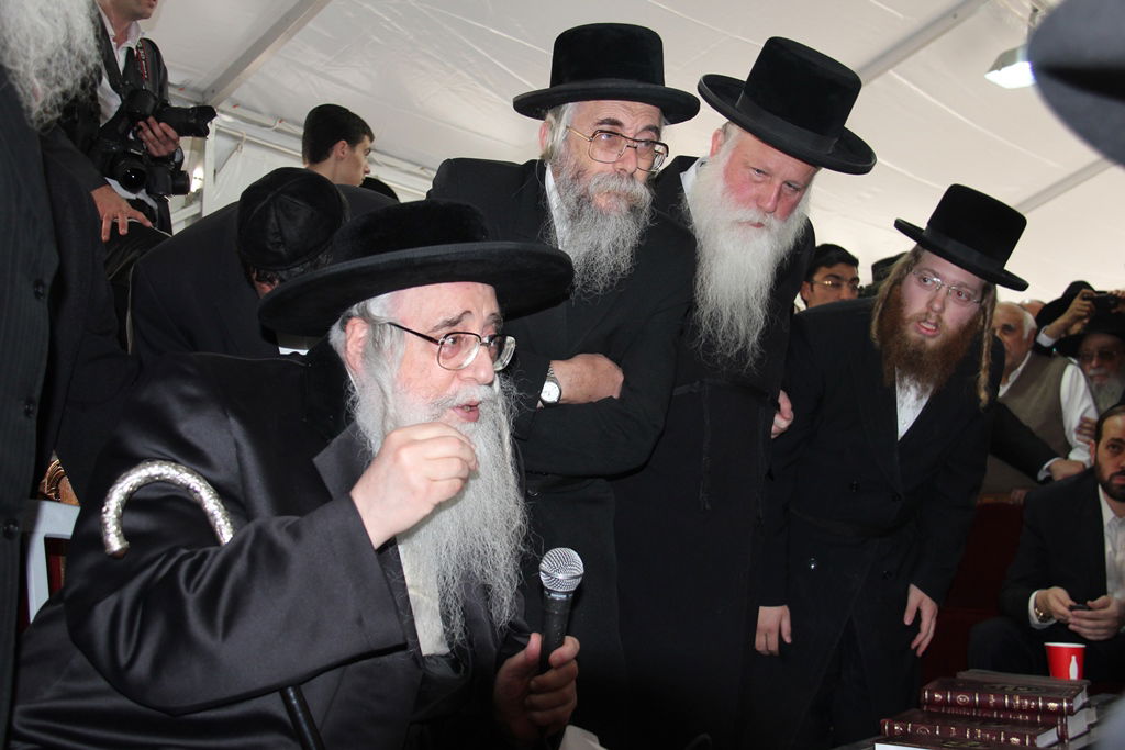 צפו: רבנים, אדמו"רים ואישי ציבור מנחמים בבית משפחת הרב עובדיה