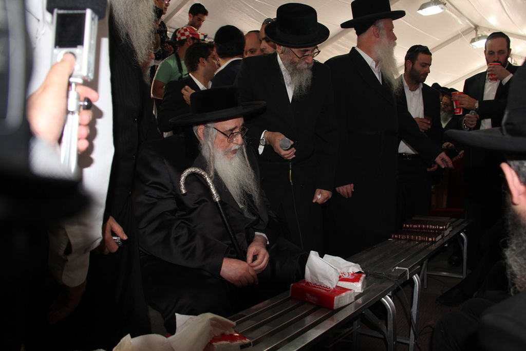 צפו: רבנים, אדמו"רים ואישי ציבור מנחמים בבית משפחת הרב עובדיה