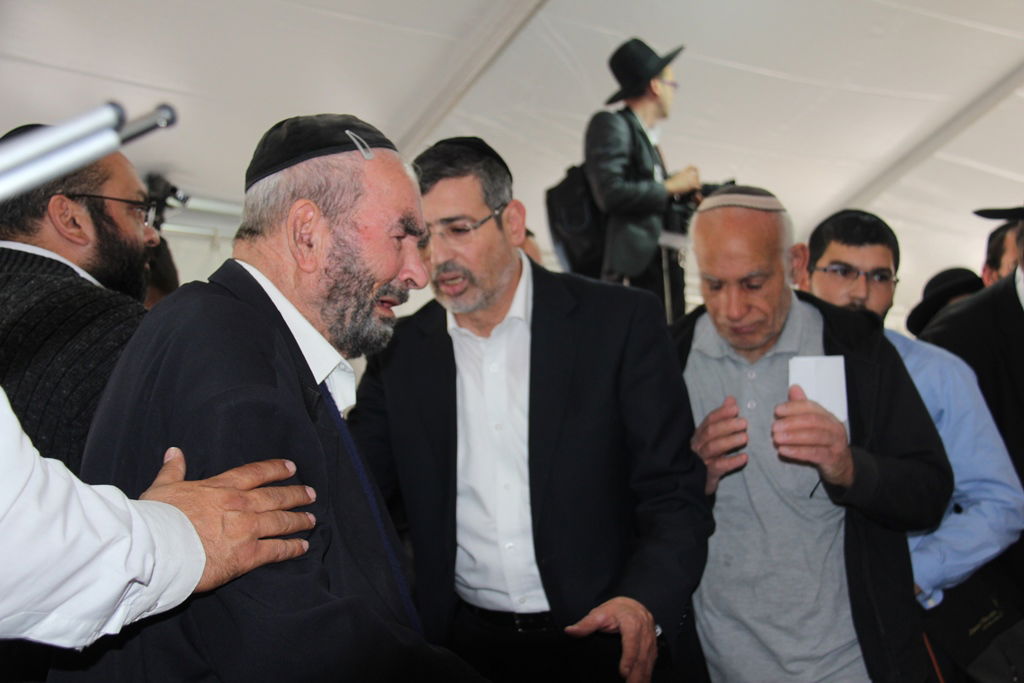 צפו: רבנים, אדמו"רים ואישי ציבור מנחמים בבית משפחת הרב עובדיה