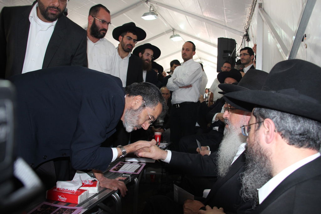 צפו: רבנים, אדמו"רים ואישי ציבור מנחמים בבית משפחת הרב עובדיה