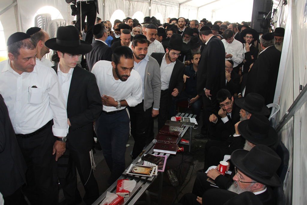 צפו: רבנים, אדמו"רים ואישי ציבור מנחמים בבית משפחת הרב עובדיה