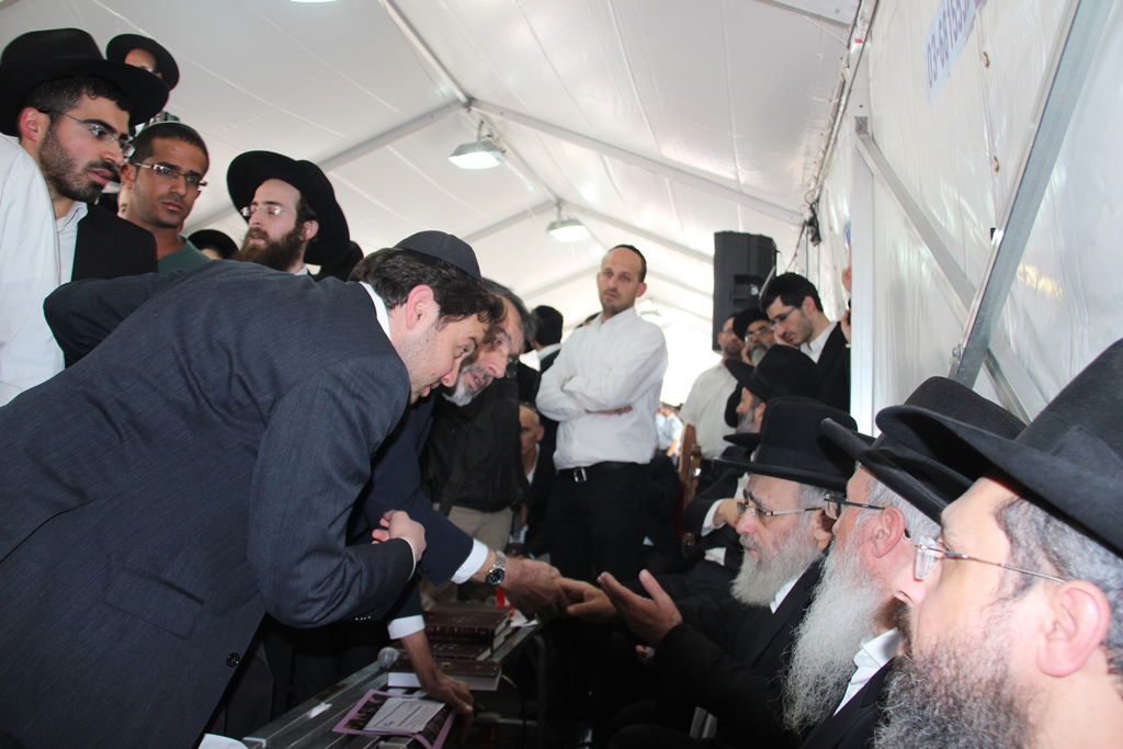 צפו: רבנים, אדמו"רים ואישי ציבור מנחמים בבית משפחת הרב עובדיה