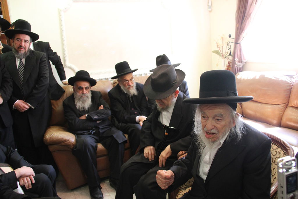 צפו: רבנים, אדמו"רים ואישי ציבור מנחמים בבית משפחת הרב עובדיה