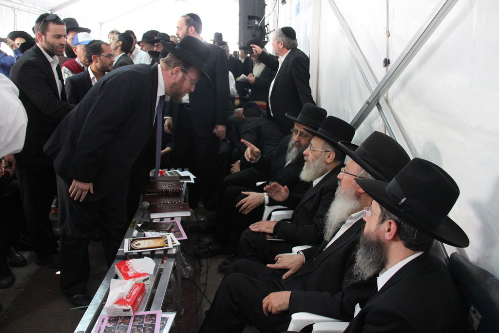 צפו: רבנים, אדמו"רים ואישי ציבור מנחמים בבית משפחת הרב עובדיה