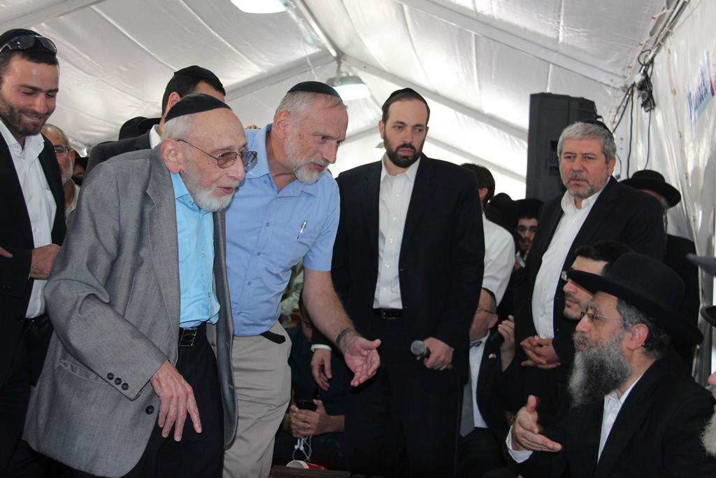 צפו: רבנים, אדמו"רים ואישי ציבור מנחמים בבית משפחת הרב עובדיה