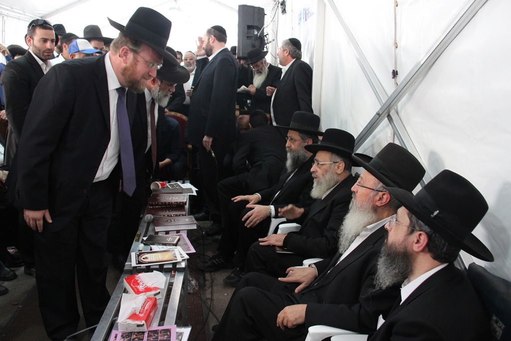 צפו: רבנים, אדמו"רים ואישי ציבור מנחמים בבית משפחת הרב עובדיה