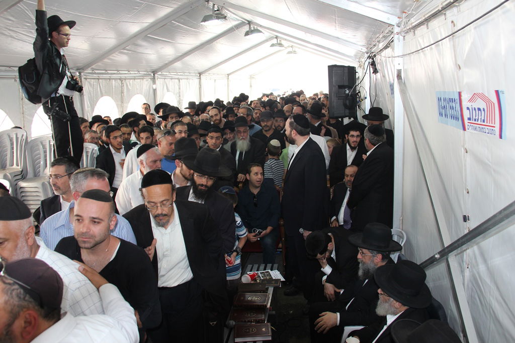 צפו: רבנים, אדמו"רים ואישי ציבור מנחמים בבית משפחת הרב עובדיה